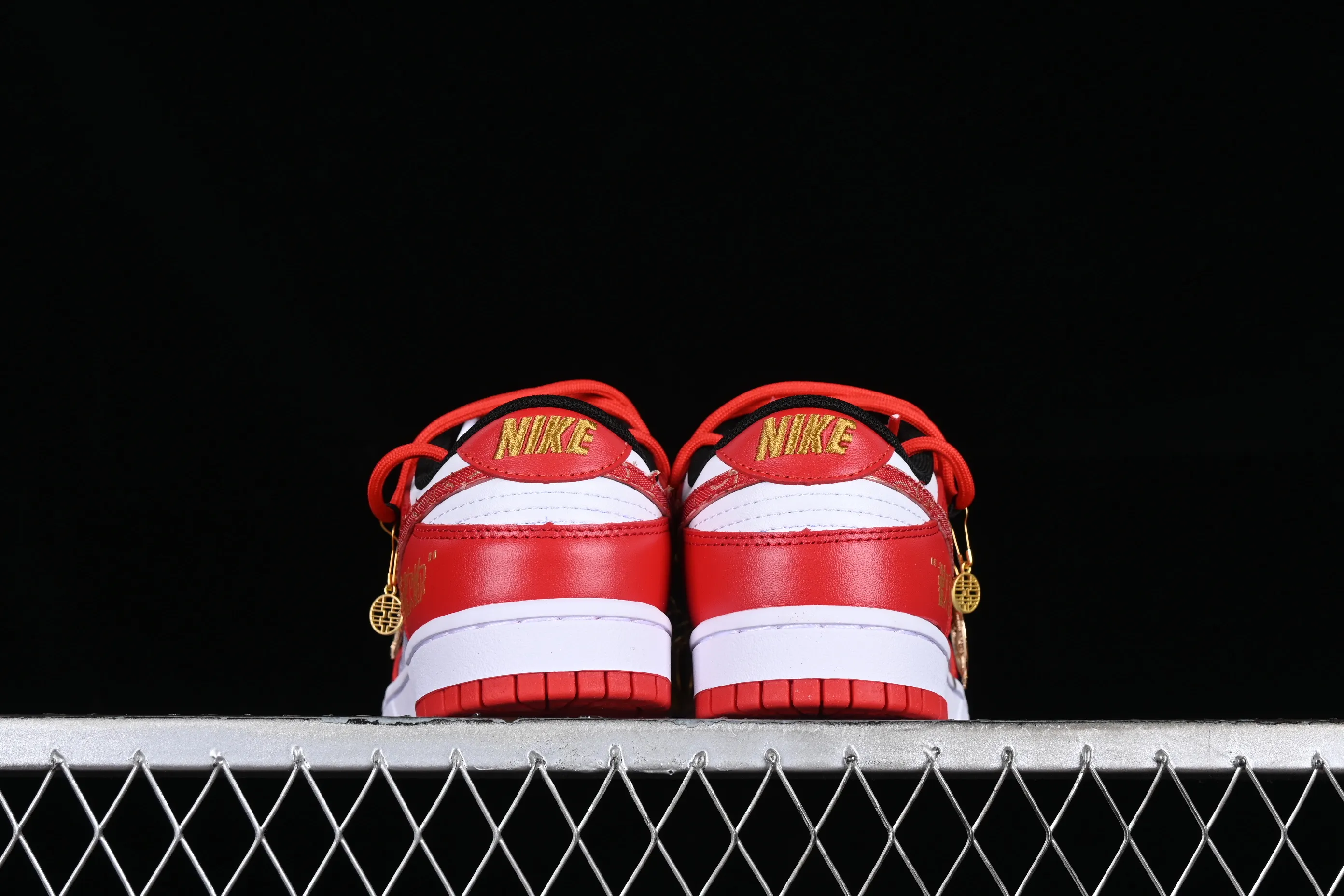 All Categories Nk SB Dunk Series Nk SB Dunk Low Low-top Sneakers Nk Dunk Low 囍爱你 Red Embroidery Dragon and Phoenix Present Happy Decoration SB Strap Low-top Casual Wedding Shoes FD9762-061